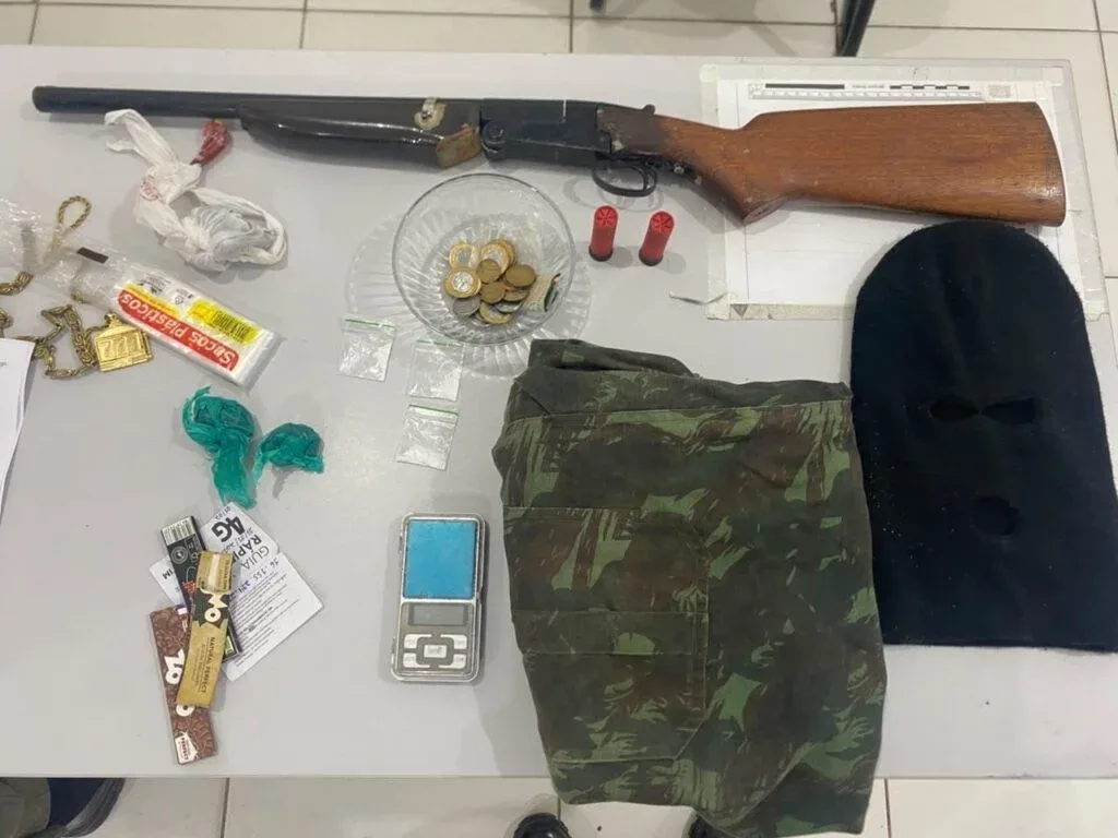 Espingarda e materiais ilícitos apreendidos pela PMRN em Bom Jesus.