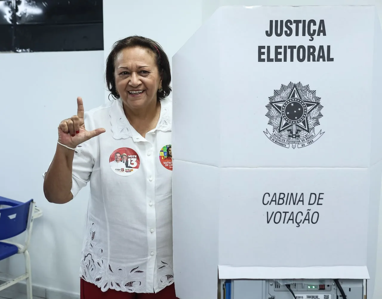 Governadora Fátima Bezerra votando em urna eletrônica.