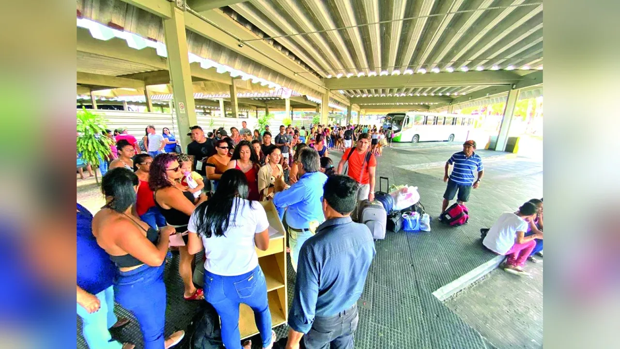 Movimentação de passageiros em guichês de rodoviária no Rio Grande do Norte