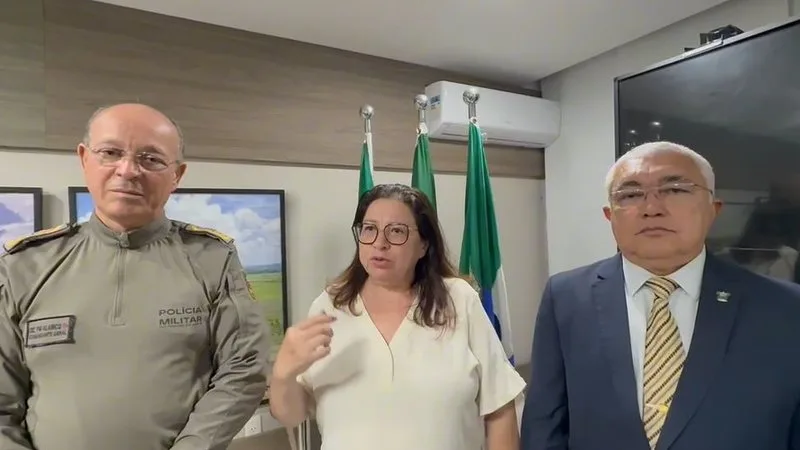 Viaturas da Polícia Militar estacionadas em frente a prédio do Governo do RN.