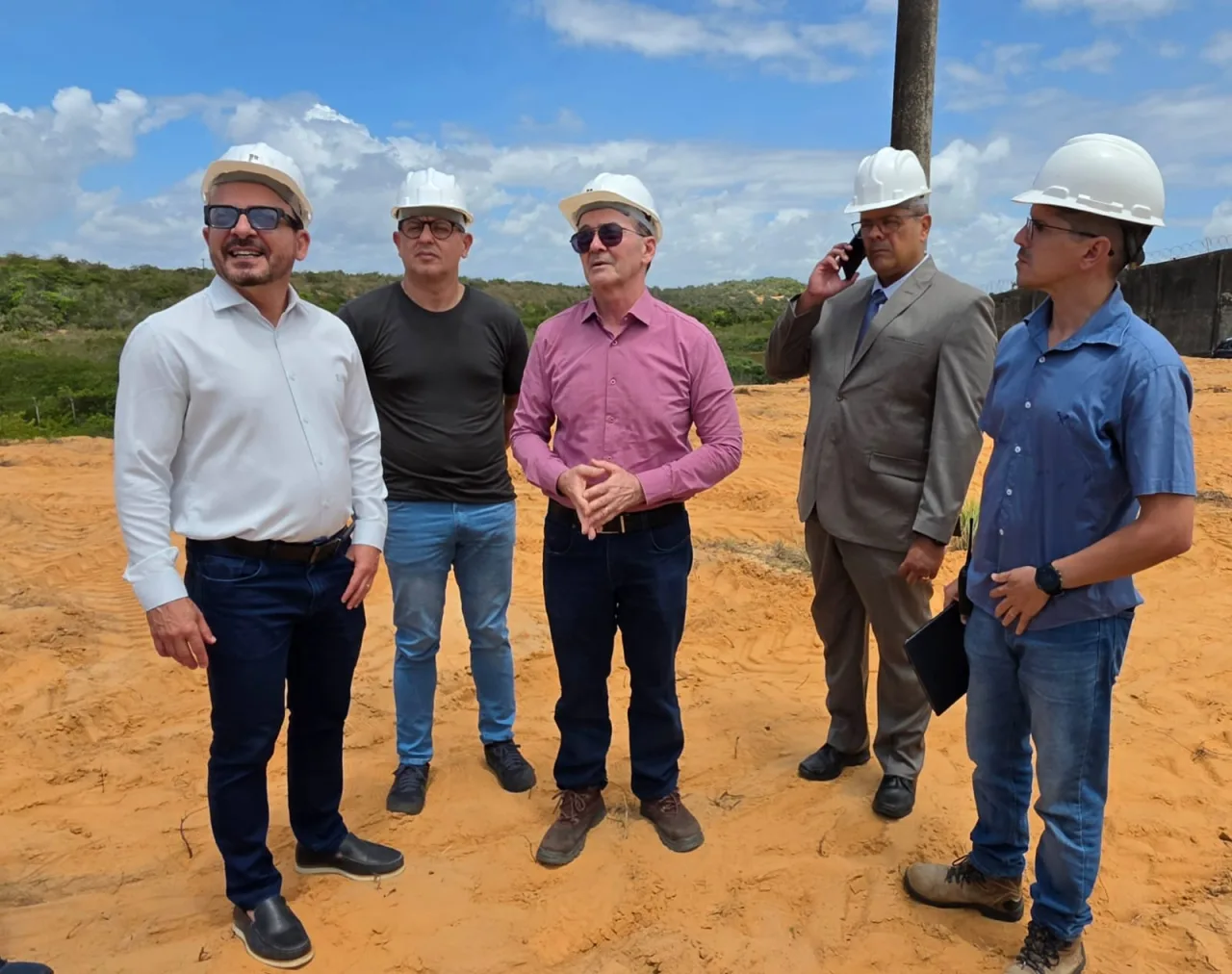 Homens utilizando capacetes de segurança em área de obras no Complexo de Alcaçuz.