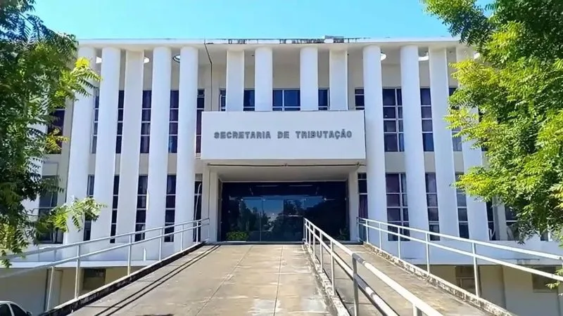 Fachada da sede da Sefaz-RN em dia de atendimento.