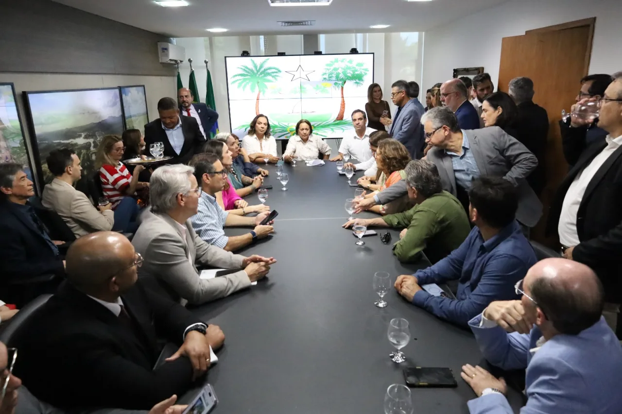 Governadora Fátima Bezerra e o governador eleito Cadu Xavier durante reunião de transição em Natal.
