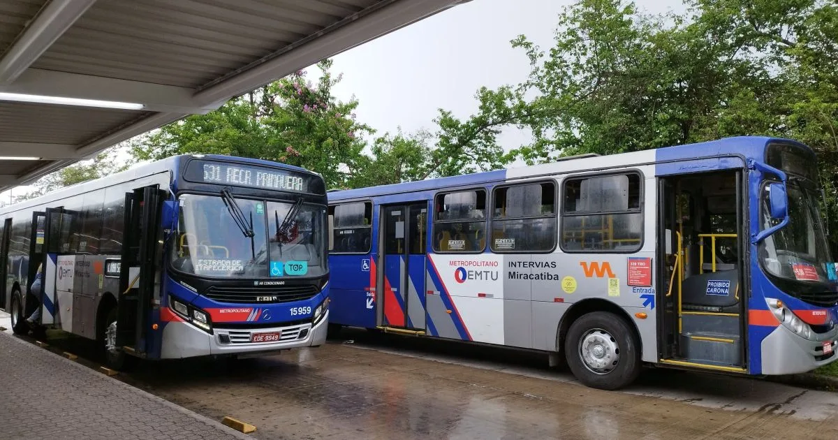 Ônibus do transporte público circulando em centro urbano brasileiro.