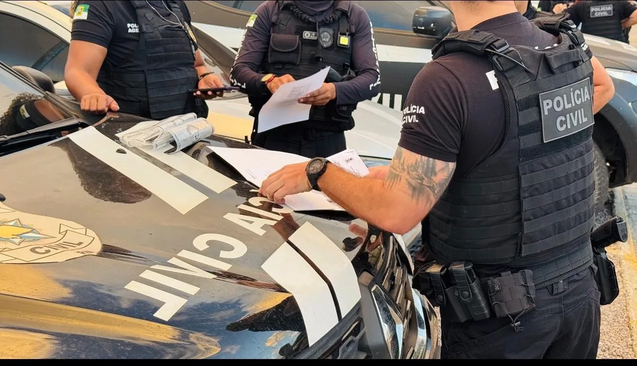 Agentes da Polícia Civil durante diligências da Operação Acesso Negado no Rio Grande do Norte.