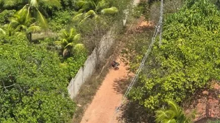 Helicóptero Potiguar 01 sobrevoando área de mata em Nísia Floresta.