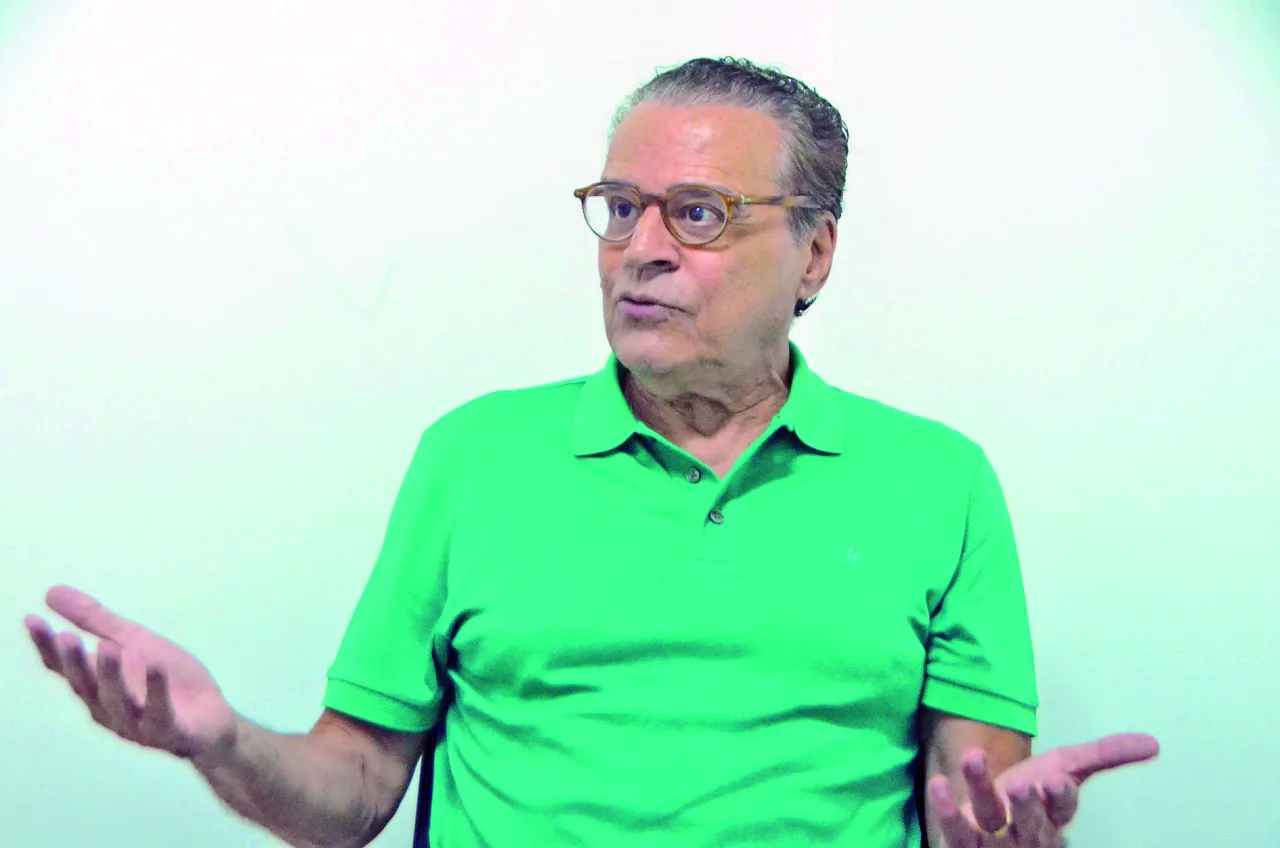 Henrique Eduardo Alves discursando e gesticulando.
