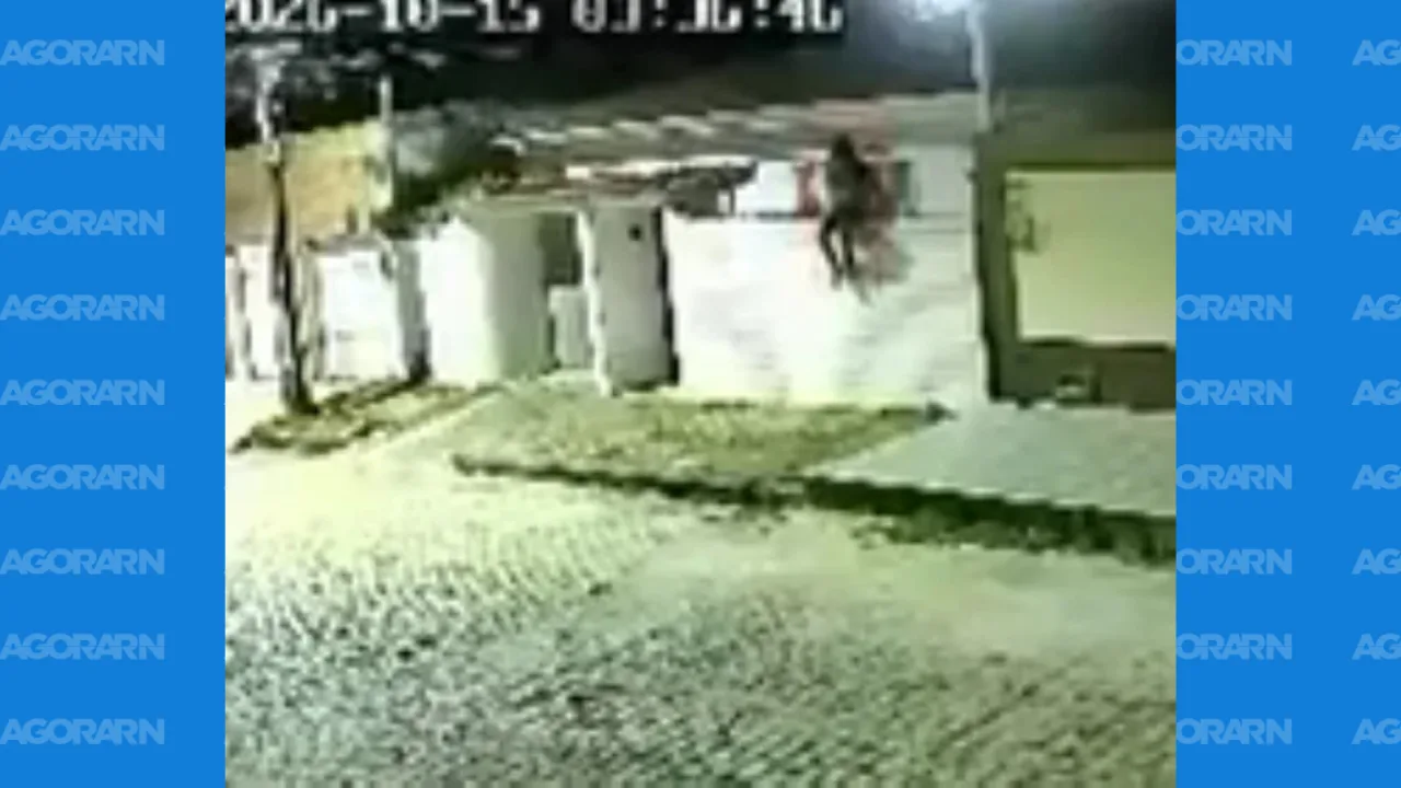 Suspeito de furtos na Zona Norte de Natal flagrado por câmera de segurança enquanto pula muro.