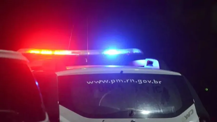 Viaturas da Polícia Militar em operação de patrulhamento.
