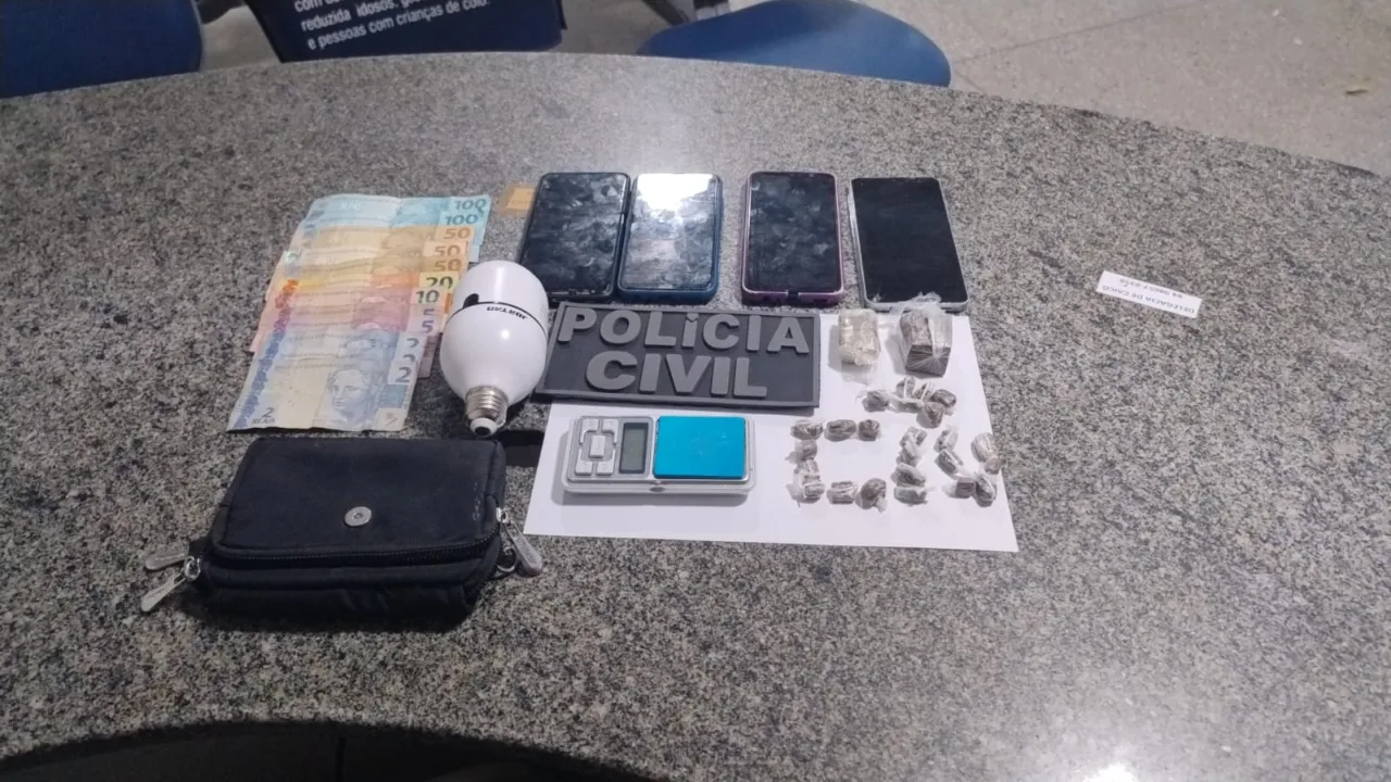 Material apreendido pela Polícia Civil em Caicó contendo drogas, balança e dinheiro.