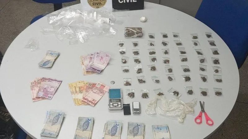 Drogas e balanças de precisão apreendidas pela Polícia em Macaíba.