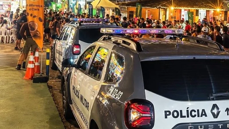 Viaturas da Polícia Militar patrulham área de evento em Parnamirim.