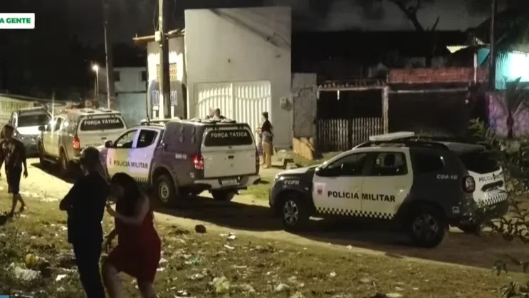Cena de crime na comunidade do Detran em Natal com presença da Polícia Militar