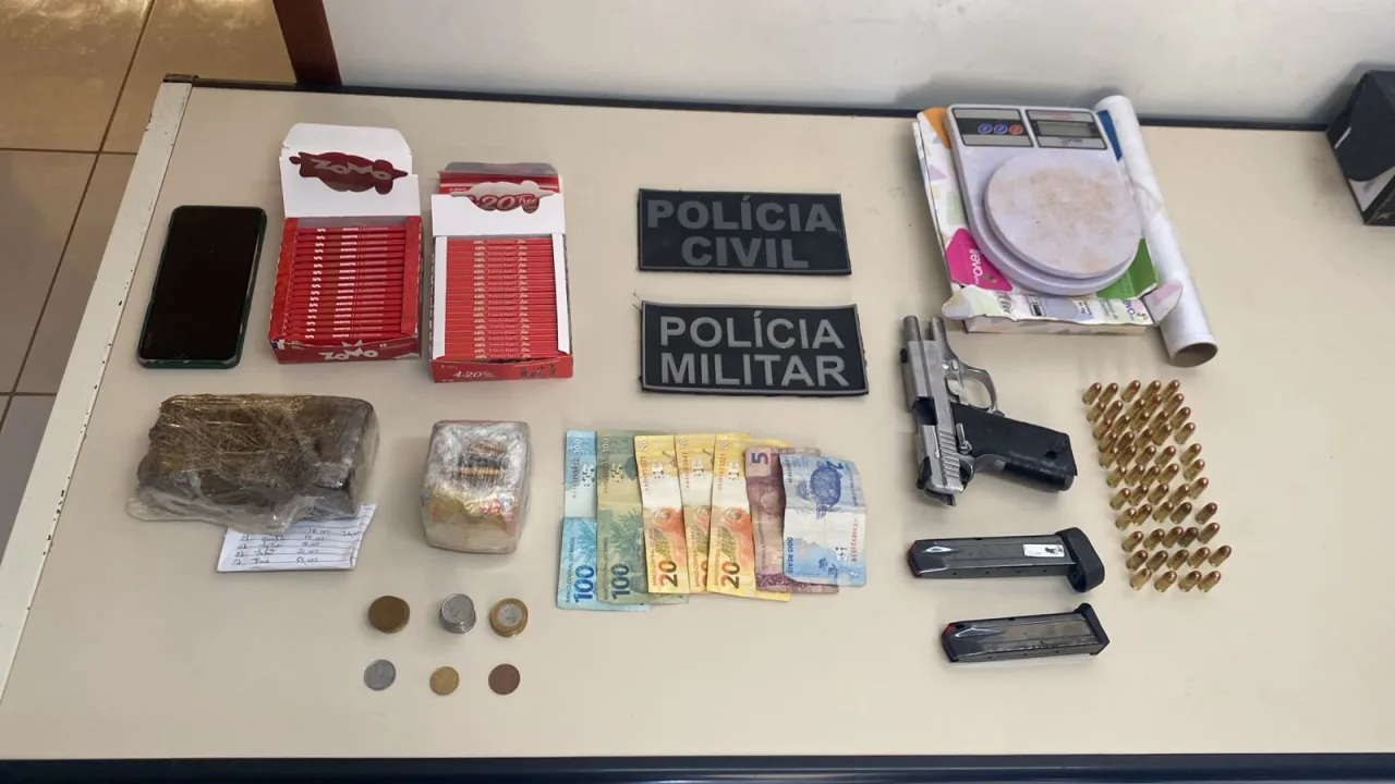 Mesa com pistola, munições, pacotes de maconha e dinheiro apreendidos pela Polícia em Pau dos Ferros.