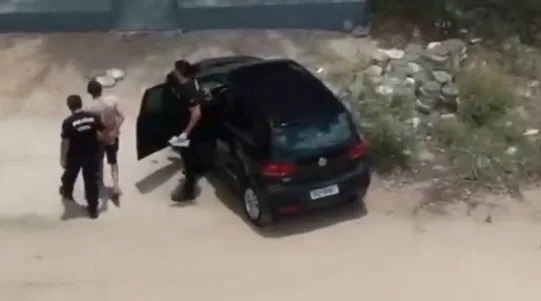 Agentes da Polícia Civil conduzindo suspeito em Pedro Velho