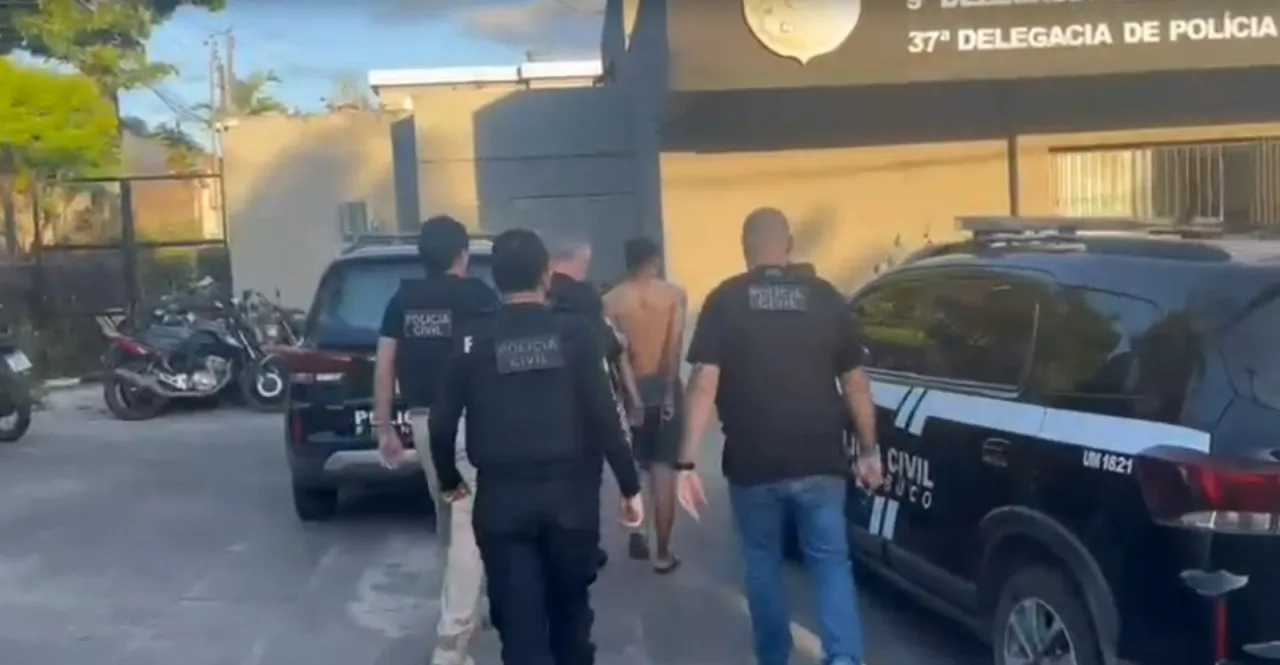Viaturas e policiais durante operação de combate a crimes digitais em Pernambuco.