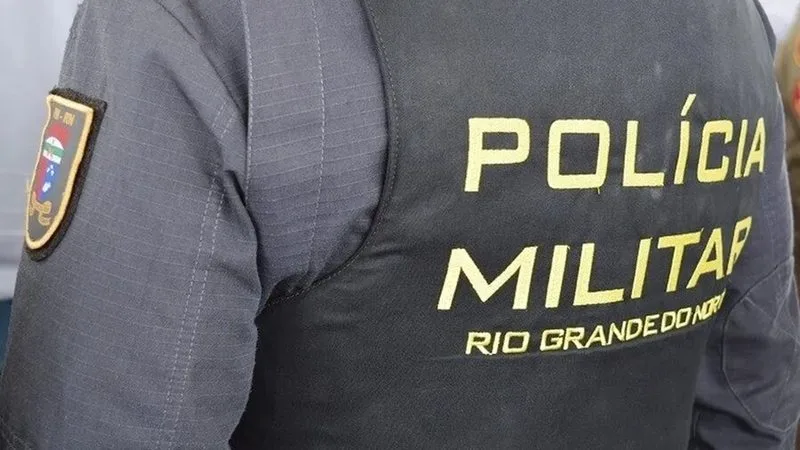 Fachada de agência do Banco do Brasil isolada pela polícia.