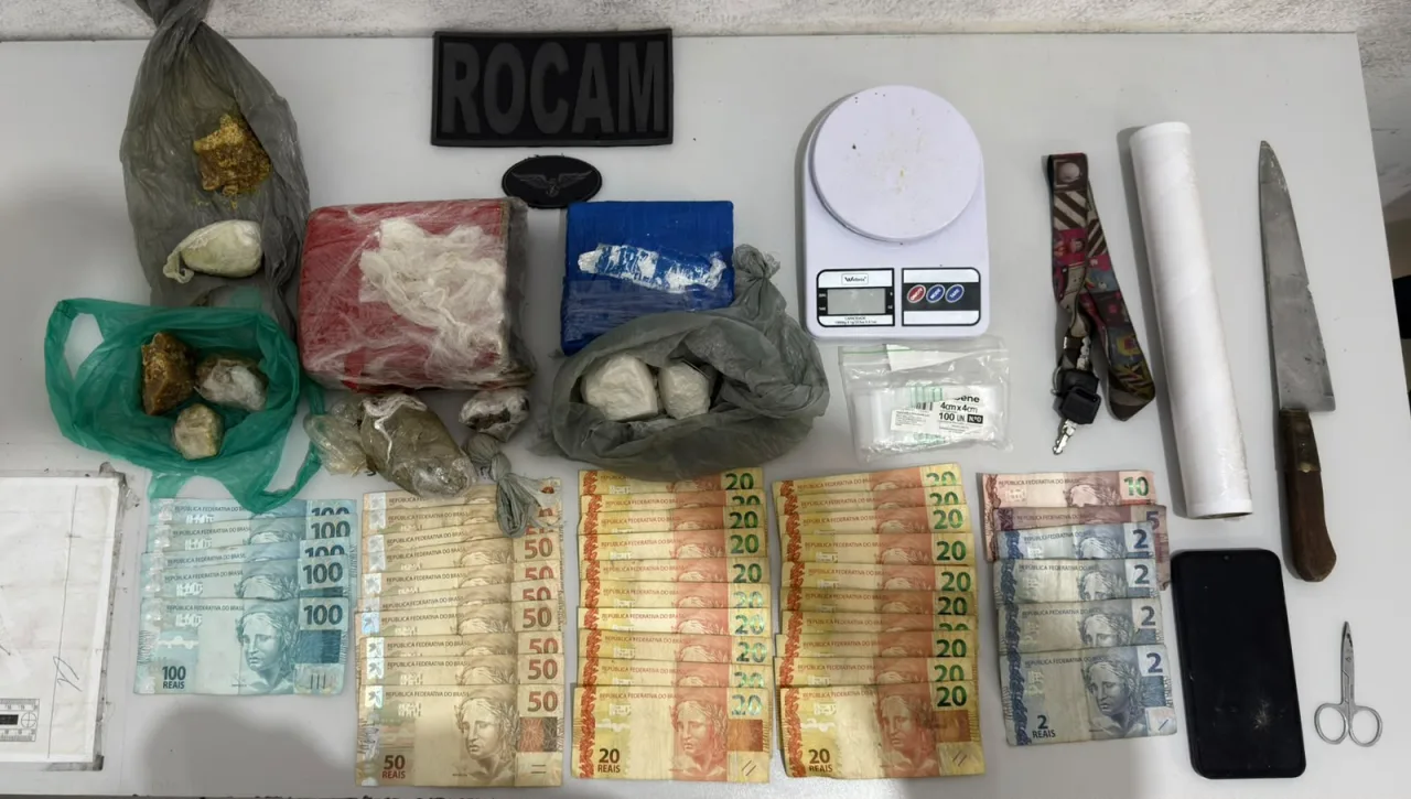 Drogas e materiais de embalo apreendidos pela Polícia Militar em Natal.