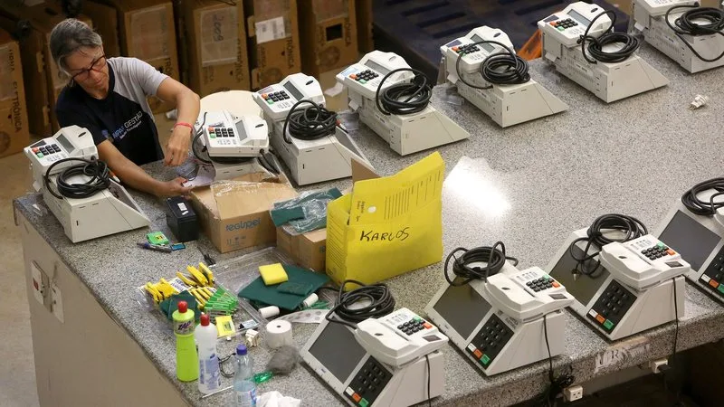Urnas eletrônicas sendo preparadas para o pleito de 2026.