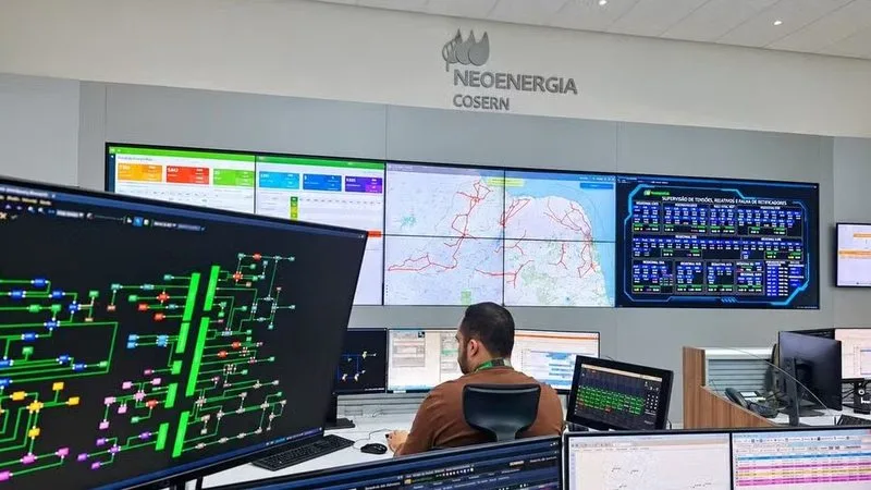 Técnico da Neoenergia Cosern realizando inspeção em medidor de energia.