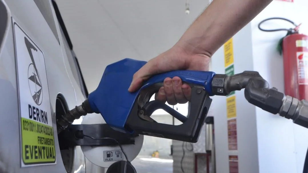Bico de bomba de combustível em um posto de abastecimento.