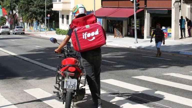 Entregador do iFood em atividade nas ruas do Rio Grande do Norte.