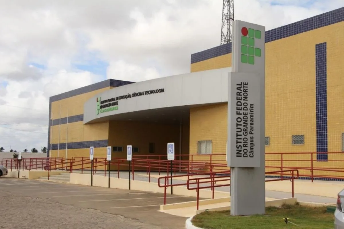 Alunos em ambiente de aprendizado técnico no IFRN
