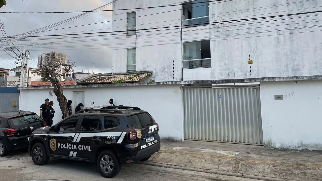 Equipamentos eletrônicos apreendidos durante operação policial em Natal.