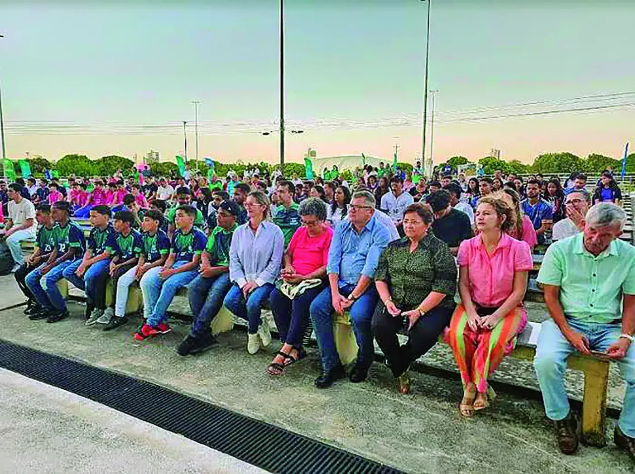 Participantes sentados em fileiras de cadeiras durante cerimônia de abertura dos Jerns