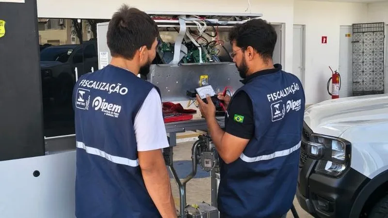 Fiscalização de bombas de combustível em posto de gasolina do interior potiguar.