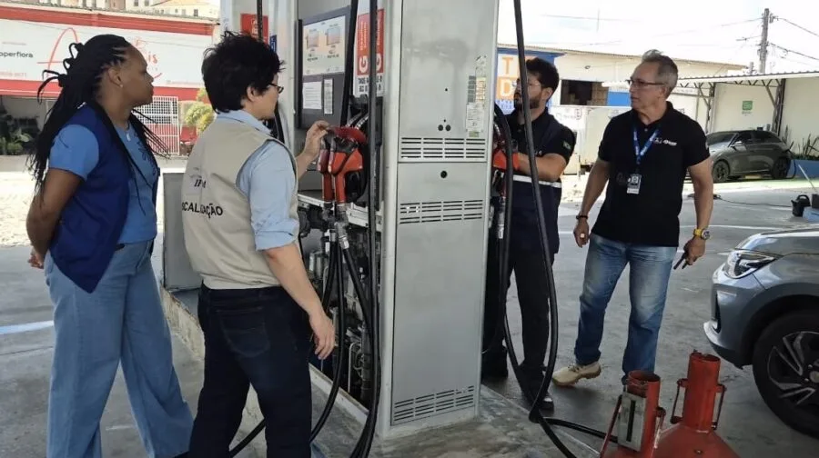 Técnicos do Ipem/RN inspecionam bombas de combustível durante operação de fiscalização.
