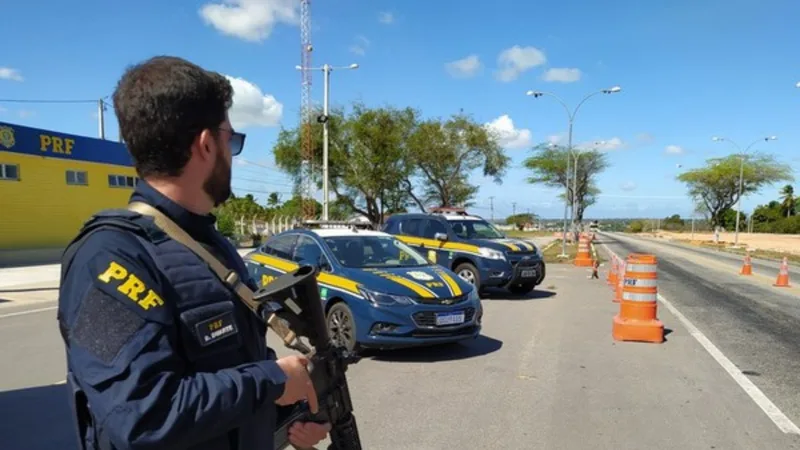 Equipes de resgate e perícia atuam no local de acidente na BR-304 em Mossoró.