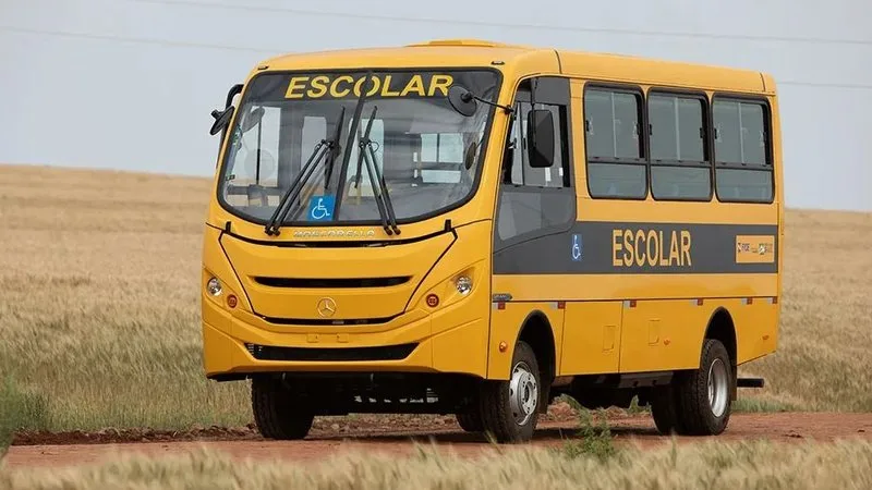 Ônibus escolar estacionado em frente à Prefeitura de Martins.