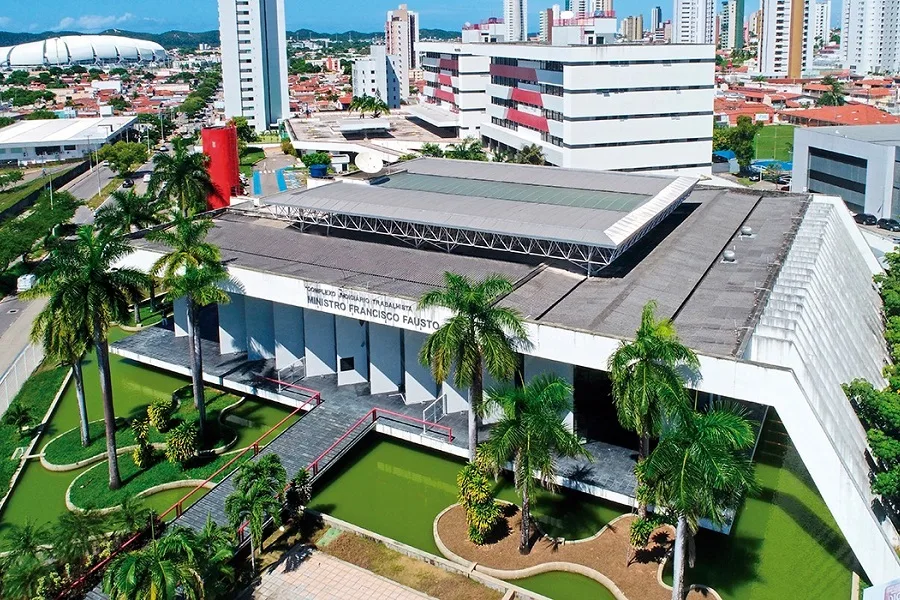 Fachada do tribunal e equipamentos de comunicação digital.