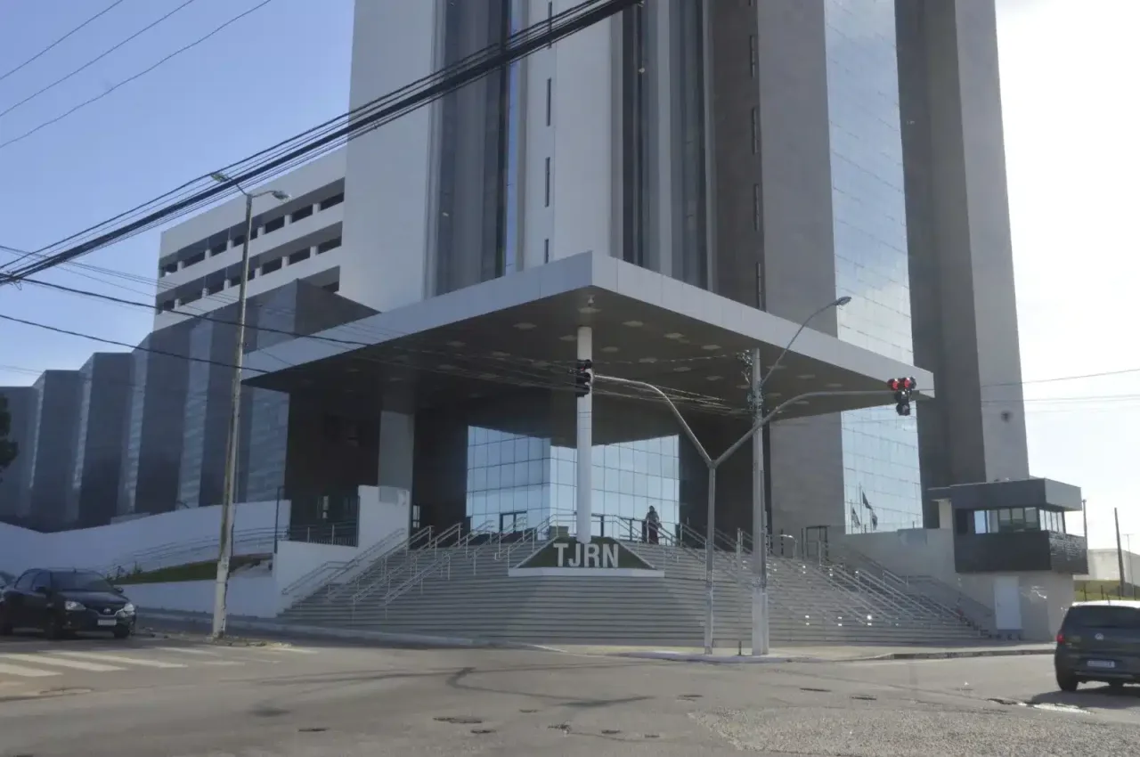 Fachada da sede do Tribunal de Justiça do Rio Grande do Norte, com estrutura envidraçada e entrada coberta