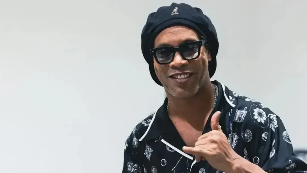 Ronaldinho Gaúcho em evento público, foco em sua trajetória jurídica recente.