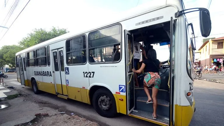 Ônibus do transporte público circulando por vias urbanas de Natal.