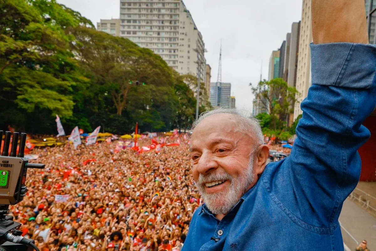 Multidão na Avenida Paulista durante ato do presidente Luiz Inácio Lula da Silva.