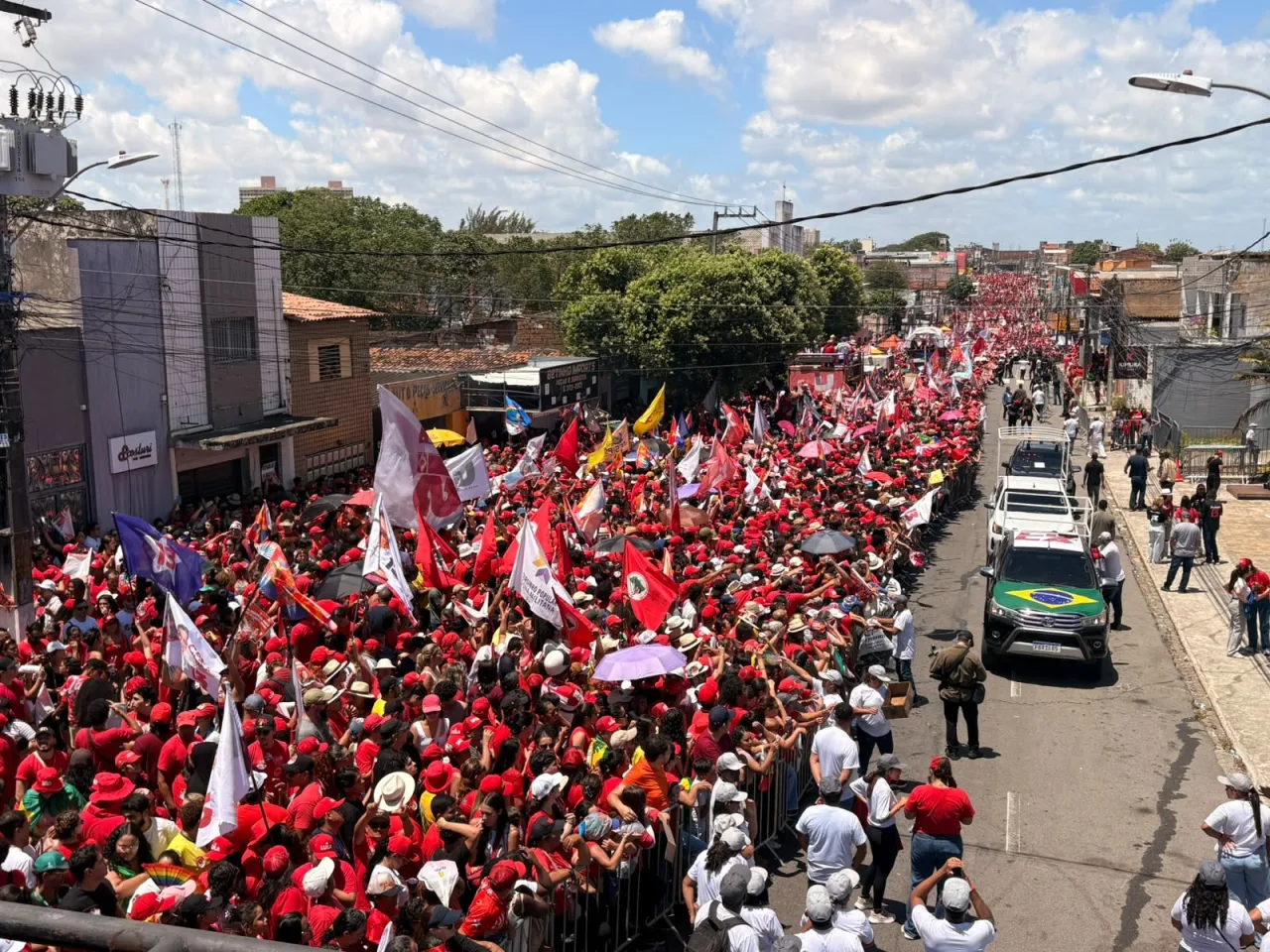 Movimentação de apoiadores durante evento político com Lula em Natal, RN.