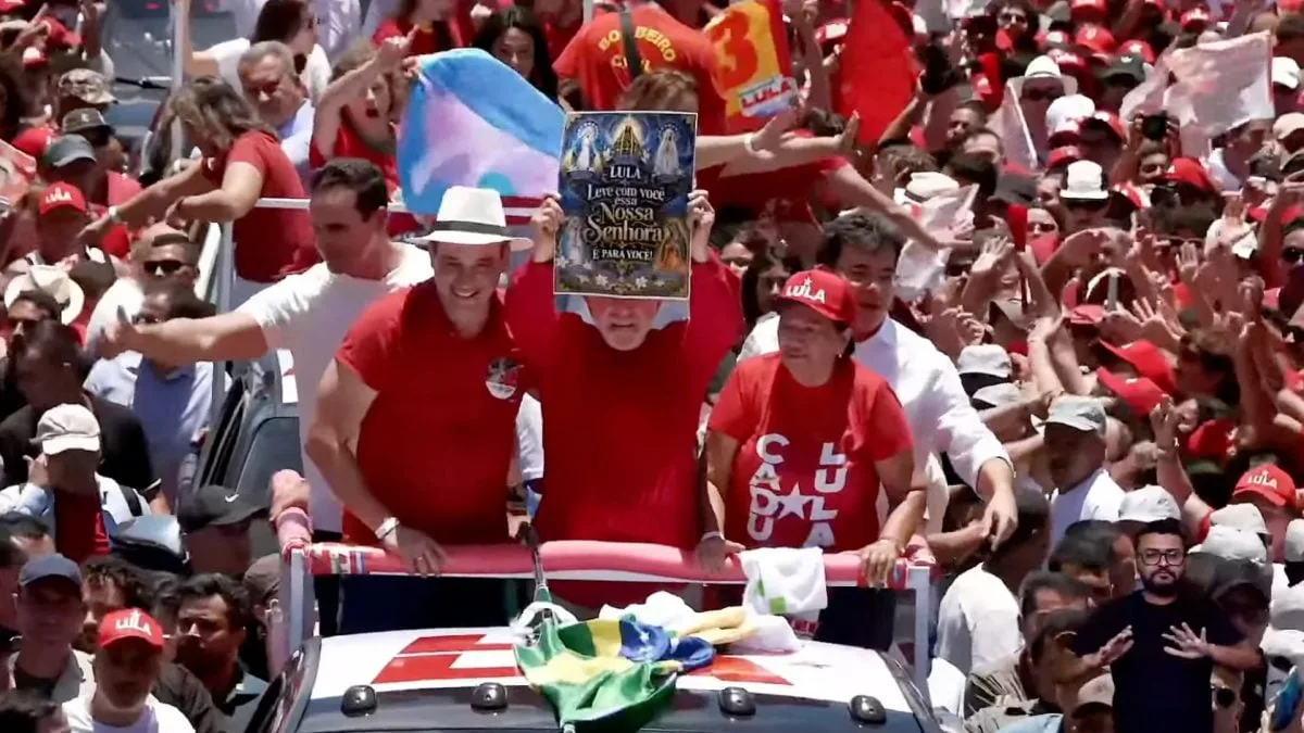 Luiz Inácio Lula da Silva segurando imagem de Nossa Senhora em meio a apoiadores no Rio Grande do Norte.