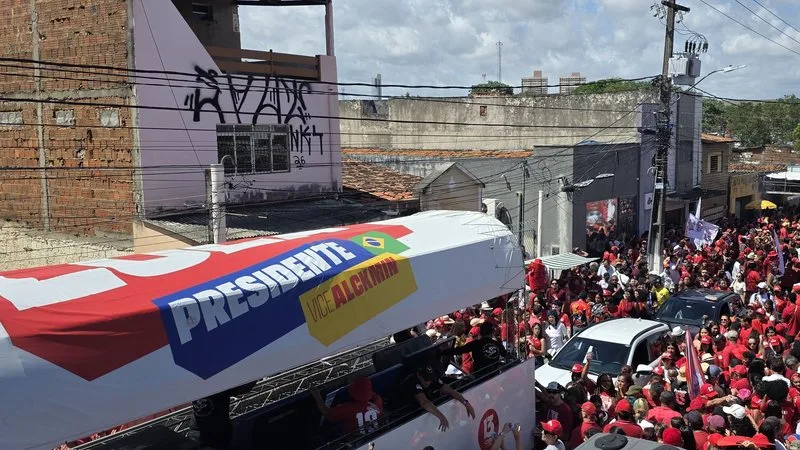 Movimentação de apoiadores durante caminhada política no Alecrim.