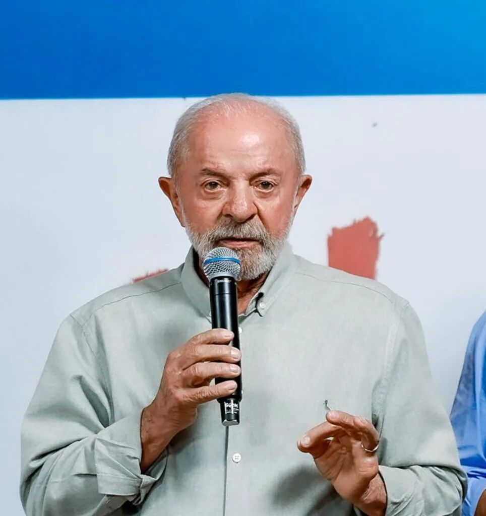 Luiz Inácio Lula da Silva discursando.