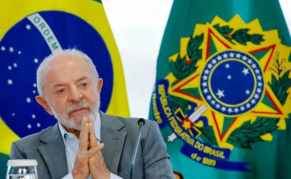 O presidente Luiz Inácio Lula da Silva assinando documentos no Palácio do Planalto.