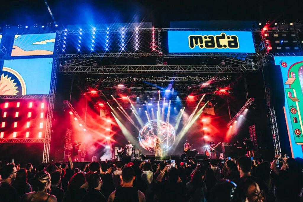 Multidão assistindo a shows no Festival MADA na Arena das Dunas em Natal.
