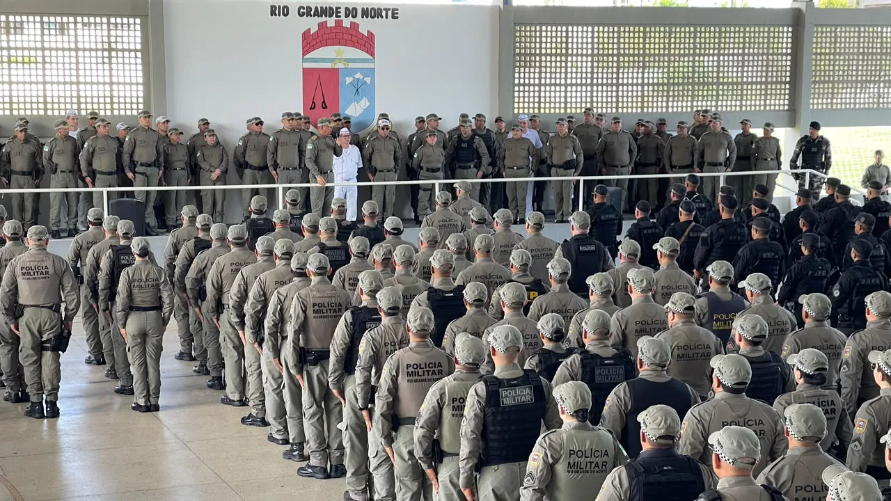 Policiais militares em embarque para Operação Eleições 2026 no Quartel do Comando-Geral da PMRN.