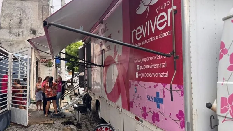 Unidade móvel de mamografia do Grupo Reviver atendendo a população em Natal.