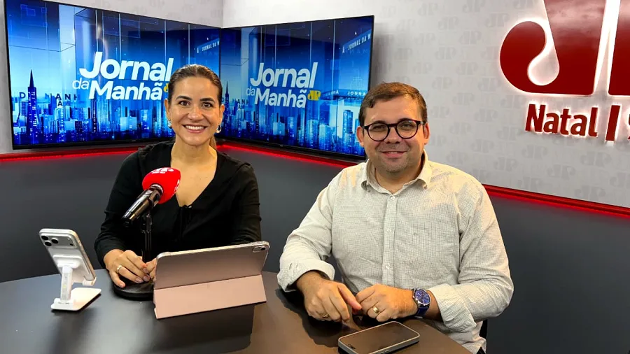 Equipe do Jornal da Manhã durante transmissão ao vivo.