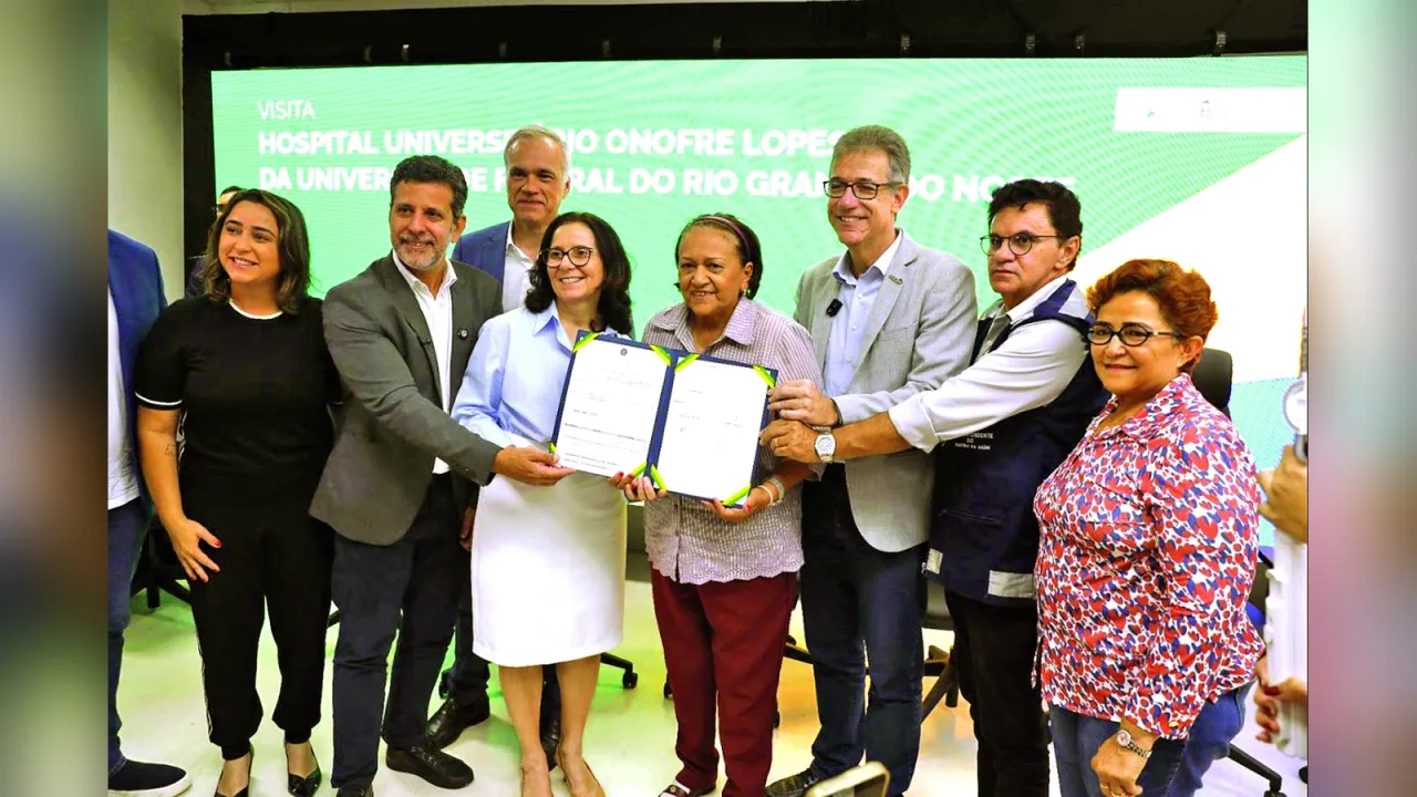 Autoridades apresentam documento na cerimônia do novo bloco do Hospital Universitário Onofre Lopes