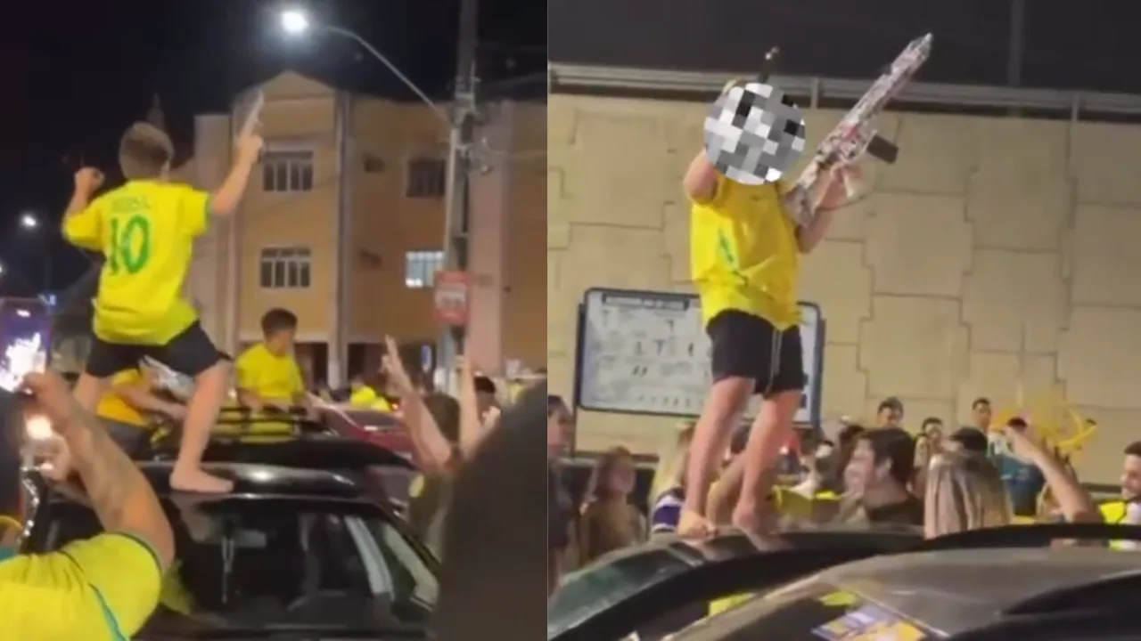 Criança segurando objetos que simulam armas em evento político