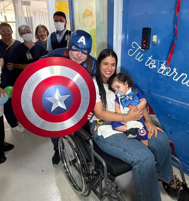Thomas sorrindo durante sua alta hospitalar no Hospital Rio Grande em Natal.